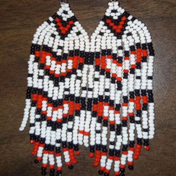 🖤❤️ Handmade Heart Beaded Earrings ❤️🖤 - Picture 1 of 4